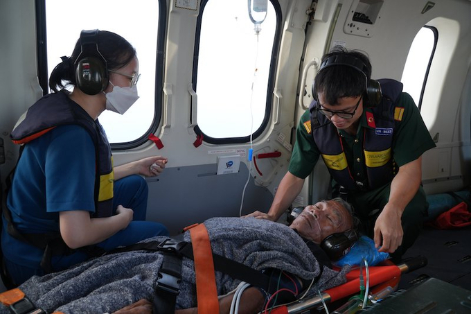 Tổ cấp cứu đường không Bệnh viện Quân y 175 chăm sóc sức khỏe cho bệnh nhân trên trực thăng