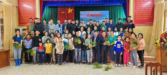 Chúng thanh niên Phật tử Phật Quang Hải Dương trao tặng cây cho UBND xã Thúc Kháng