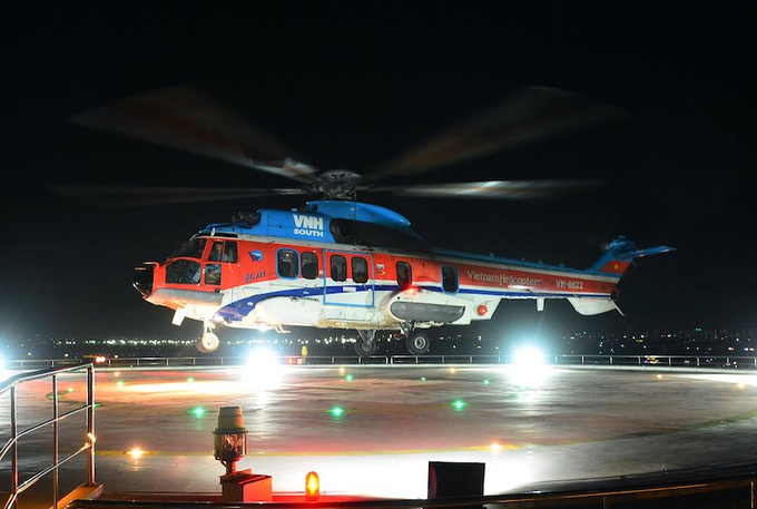 Trực thăng EC 225 số hiệu VN-8622 hạ cánh xuống bãi đáp trực thăng trên nóc tòa nhà Viện Chấn thương chỉnh hình – Bệnh viện Quân y 175