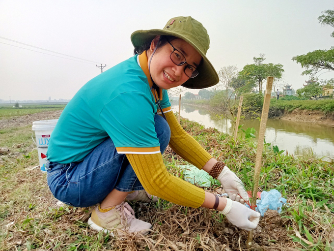 Chị Nguyễn Thị Thu Trang - Thủ lĩnh CTN Hải Dương trồng cây phát động chương trình