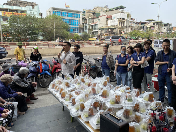 Trưa thứ 7 hàng tuần, tại 381 Giải Phóng, Hà Nội, Tiệm cơm An Phúc phát cơm từ thiện đến những người có hoàn cảnh khó khăn. Ảnh: Nguyễn Phương Liên