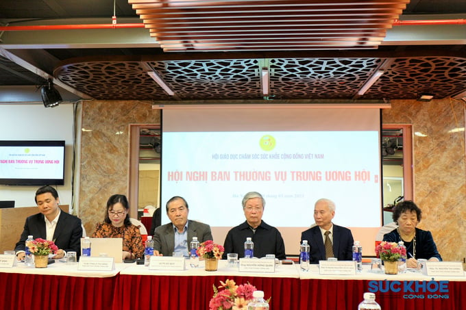Chủ tịch Trung ương Hội GDCSSKCĐ Việt Nam cùng các Phó chủ tịch Hội chủ trì Hội nghị