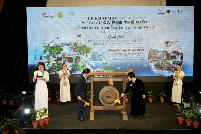 Lễ trao giải của Thi ảnh nghệ thuật ''Cà phê Việt Nam – Hành trình kiến tạo di sản văn hóa thế giới '' cũng được diễn ra trong lễ khai mạc