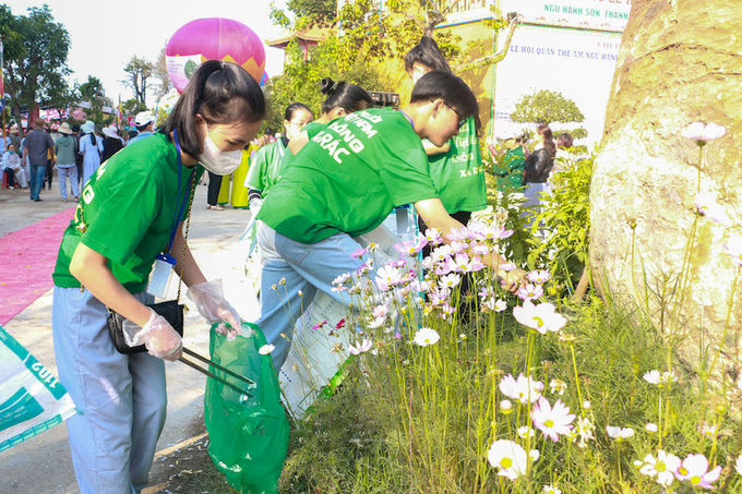 Thành viên Hội Yêu Rác nhặt rác tại lễ hội Quán Thế Âm - Đà Nẵng