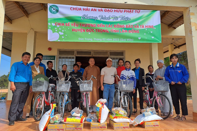 Trao túi an sinh cho người dân có hoàn cảnh khó khăn và trao xe đạp cho các em học sinh vượt khó học giỏi (nguồn Baolamdong.vn)