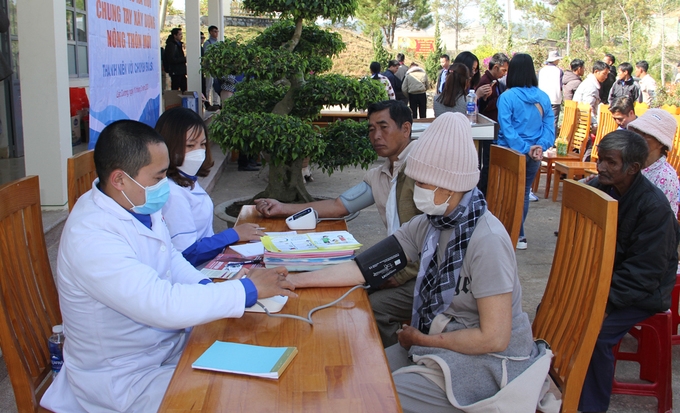 Khám bệnh, tư vấn sức khỏe cho người dân (nguồn baolamdong.vn)