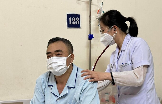 Bệnh nhân đang được thăm khám ở Trung tâm Y học hạt nhân và Ung bướu (Bệnh viện Bạch Mai)