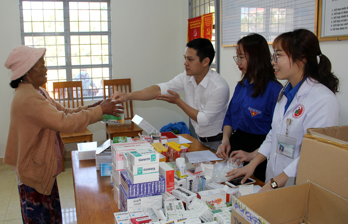 Phát thuốc miễn phí cho người dân (nguồn baolamdong.vn)
