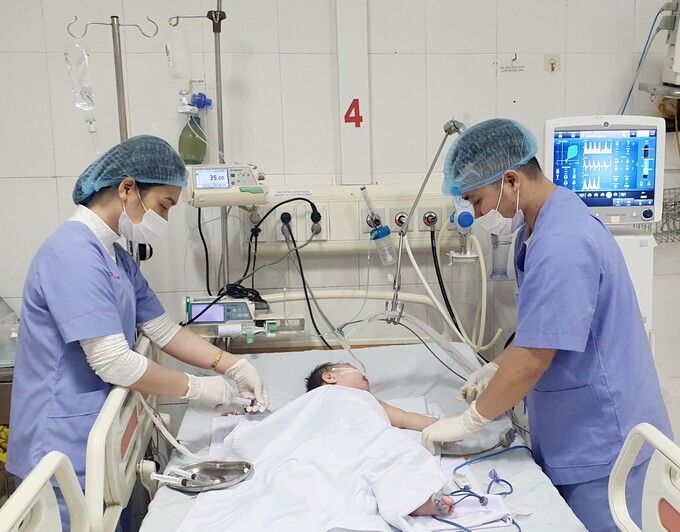 Khoa Hồi sức cấp cứu, Bệnh viện Nhi Thanh Hóa nội soi lấy dị vật cho một bệnh nhi.