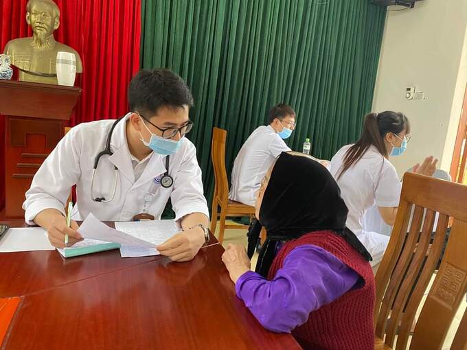 Trong đợt này, đội ngũ y, bác sĩ của Bệnh viện Đa khoa tỉnh Ninh Bình đã thăm khám cho 156 người dân xã Gia Phong, trong đó tới tận nhà để thăm khám sức khỏe và trao quà cho 5 người