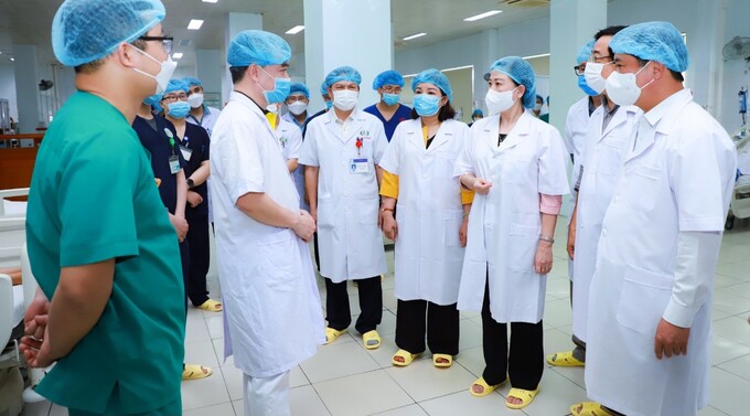 Bộ trưởng Đào Hồng Lan trò chuyện cùng đội ngũ y, bác sĩ làm việc tại Khoa Hồi sức tích cực, Bệnh viện Hữu nghị Đa khoa Nghệ An. Ảnh: Thành Duy