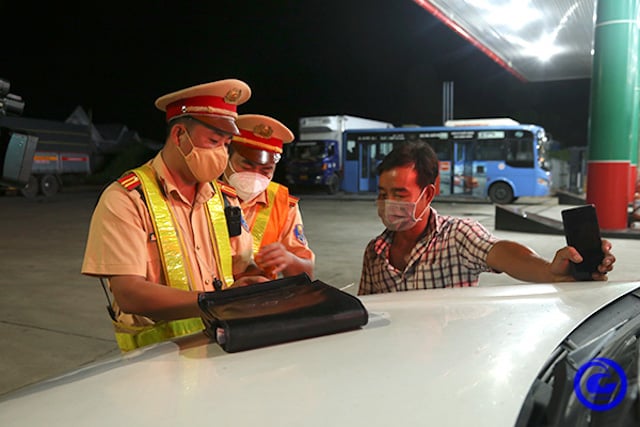 Lực lượng CSGT kiểm tra xử lý tài xế xe quá tải trên Quốc lộ 60 (nguồn ảnh: tiengiang.gov.vn)