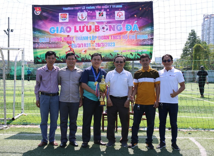 Ban tổ chức trao cúp cho đại diện đội bóng đá nam Phòng quản lý Nghiên cứu khoa học, Trường Đại học Cảnh sát nhân dân