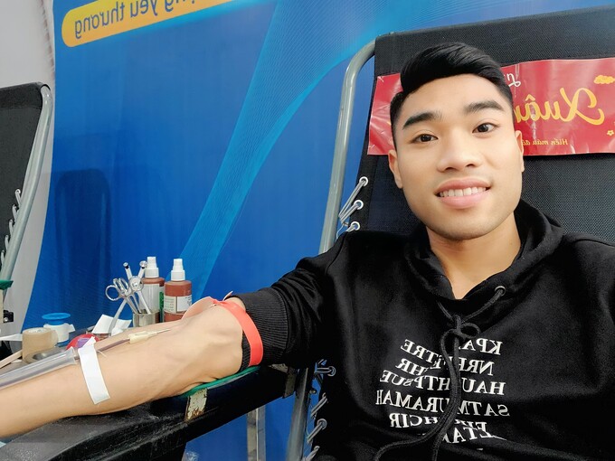 Anh Trần Văn Thép hiến máu tại Lễ hội xuân hồng do Viện huyết học - truyền máu trung ương tổ chức