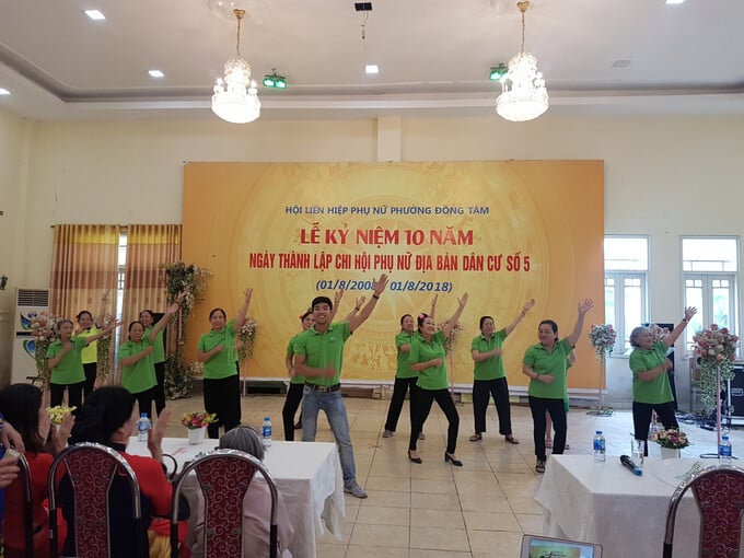 Huấn luyện viên Trần Văn Thép cùng các cán bộ người cao tuổi biểu diễn bài tập tại Lễ kỉ biệm 10 năm ngày thành lập chi Hội Phụ nữ địa bàn dân cư số 5 thuộc Hội Liên hiệp phụ nữ phường Đồng Tâm