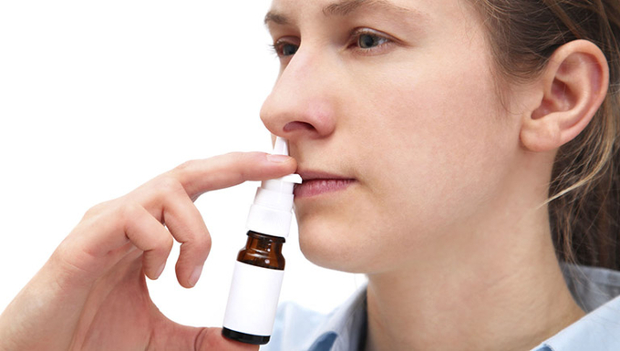 Không nên lạm dụng thuốc nhỏ mũi chữa viêm mũi dị ứng. Ảnh: Thầy thuốc Việt Nam