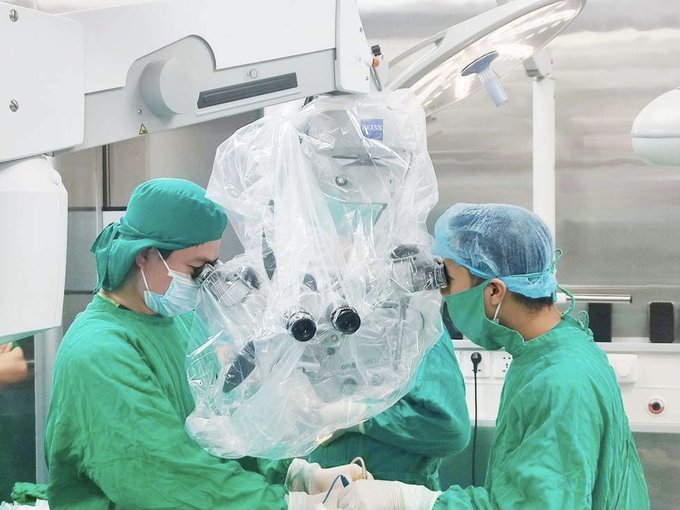 Ê-kíp các bác sĩ Bệnh viện Đa khoa tỉnh Thanh Hóa sử dụng kính vi phẫu cắt bỏ khối u não cho ông T.V.C