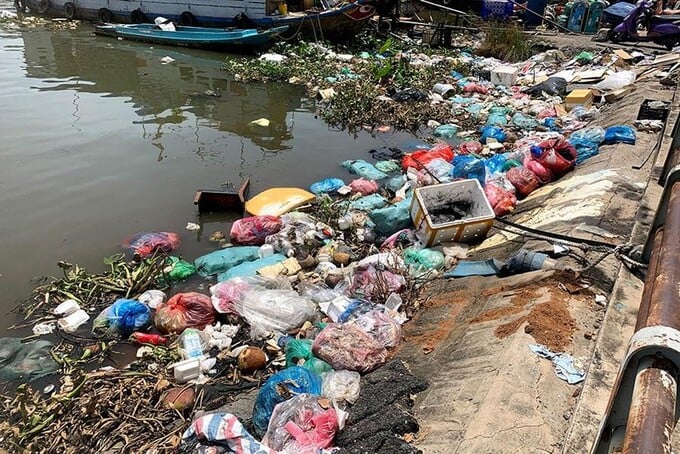 Đủ loại rác trên kênh Tẻ gây ô nhiễm môi trường xung quanh (ảnh Ngọc Trăm)