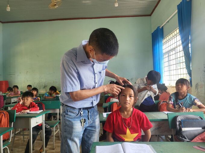 Cán bộ y tế kiểm tra tình trạng sức khỏe của các em học sinh (nguồn daklak.gov.vn)
