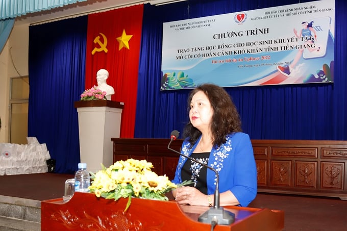 Phó Chủ tịch Hội Bảo trợ người khuyết tật trẻ mồ côi Việt Nam Trần Thị Dung phát biểu tại Chương trình