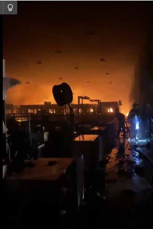 Cháy công ty sản xuất giày tại Hải Dương trong đêm. Ảnh chụp màn hình (Báo Lao động)