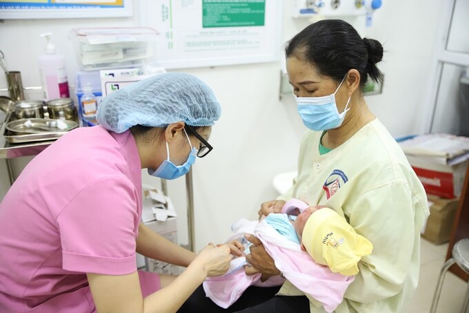 Tiêm VGB sơ sinh cho trẻ trong 24 giờ đầu sau sinh tại Bệnh viện Sản - Nhi Lào Cai. Ảnh: Báo Lào Cai