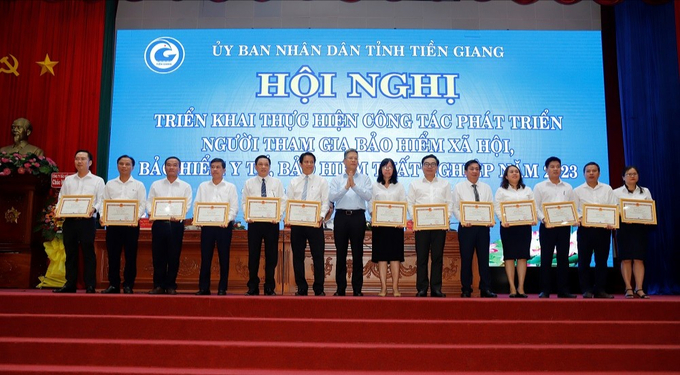 Phó Tổng Giám đốc BHXH Việt Nam Trần Đình Liệu trao bằng khen cho các cá nhân và tập thể có thành tích