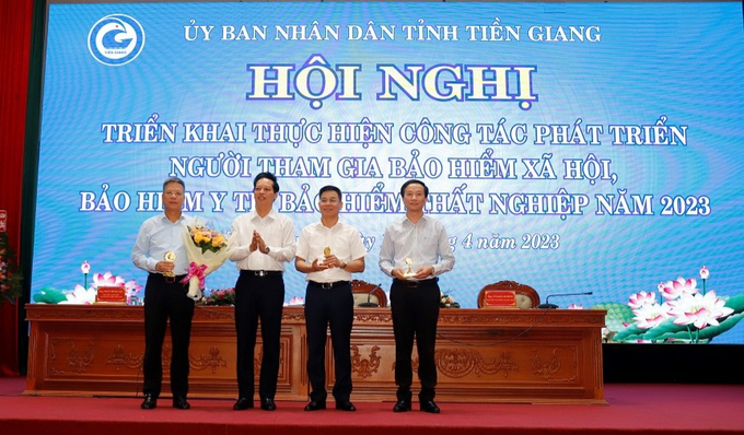 Lãnh đạo tỉnh Tiền Giang tặng hoa cho đoàn công tác BHXH Việt Nam