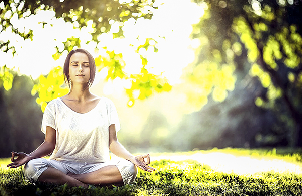Thiền và phơi nắng là một trong những cách tự nhiên giúp tăng nồng độ dopamine. Ảnh: Hopewood Lifestyle
