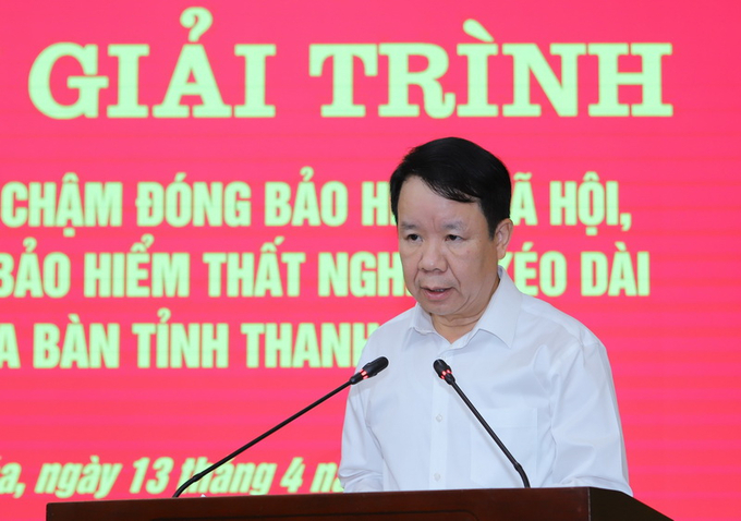Giám đốc Bảo hiểm xã hội tỉnh Thanh Hóa Nguyễn Văn Tám báo cáo về tình trạng chậm đóng bảo hiểm