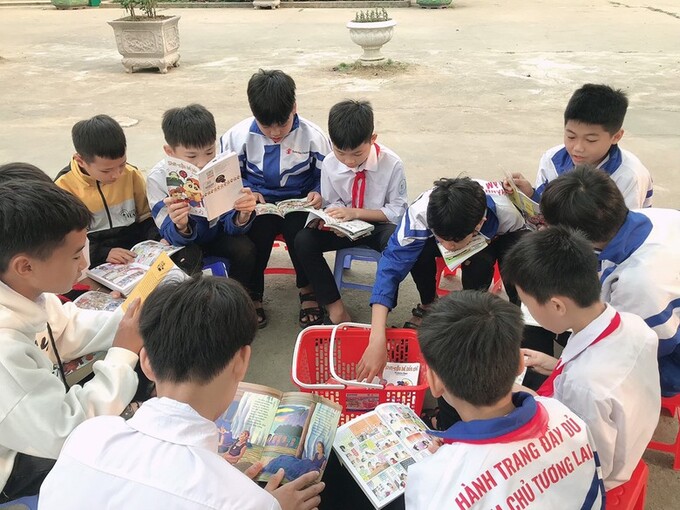 Học sinh trong trường trải nghiệm đọc sách. Ảnh: Báo Lào Cai