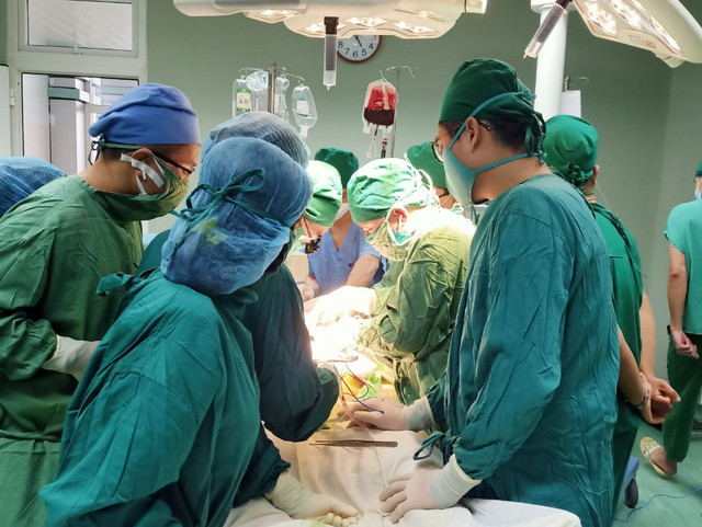 Bác sĩ Bệnh viên Hữu nghị Đa khoa Nghệ An tiến hành phẫu thuật cho bệnh nhân