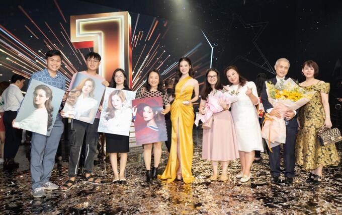 Ba mẹ, bạn bè có mặt trong đêm Chung kết xếp hạng chúc mừng Á quân “Hãy là số 1” mùa đầu tiên Sunny Đan Ngọc (Photo: Phi Võ)