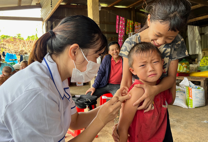 Cán bộ y tế huyện Đam Rông tiến hành tiêm vaccine phòng COVID-19 cho người dân vùng sâu, vùng xa. Ảnh: Báo Lâm Đồng