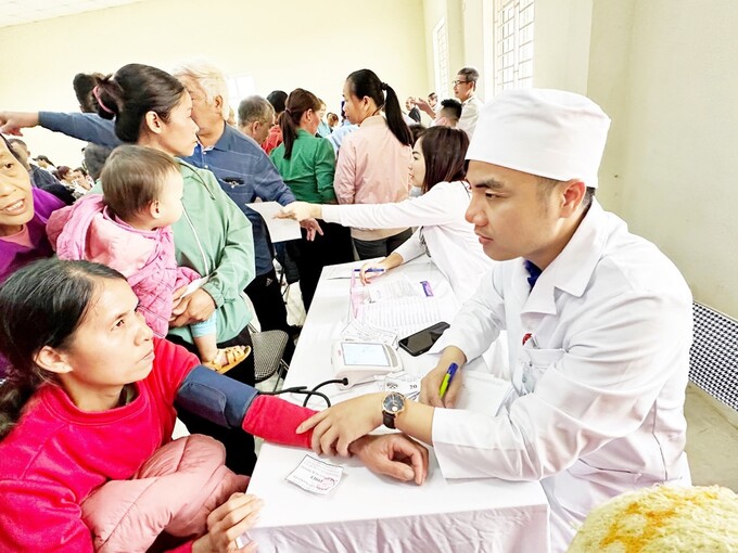Cán bộ, nhân viên y tế Bệnh viện Đa khoa tỉnh Thanh Hóa thăm khám cho người bệnh