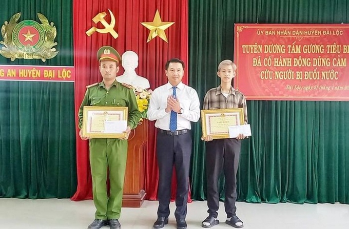 Lãnh đạo huyện Đại Lộc trao Giấy khen tặng Đại úy Nguyễn Phước Đạt và anh Nguyễn Hồng Phúc. Ảnh: VOV