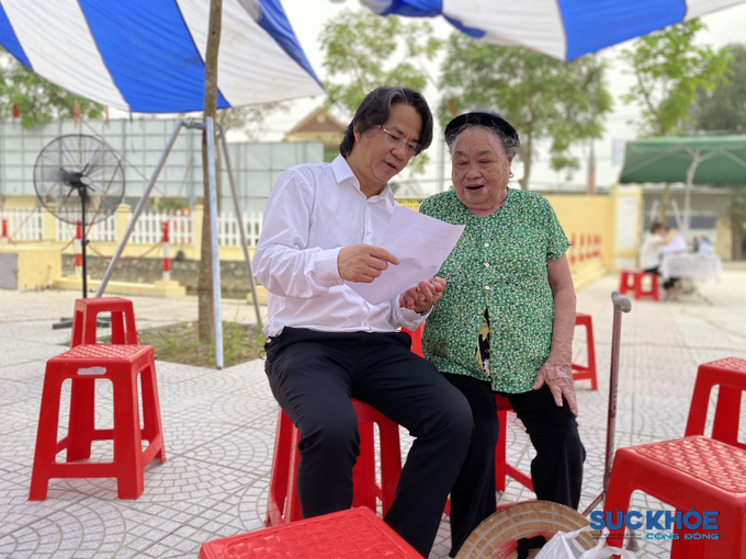 Ông,Lê Xuân Tưởng Chủ tịch Tập đoàn Tgroup trao đổi với người dân về chương trình khám, tư vấn và cấp thuốc miễn phí.