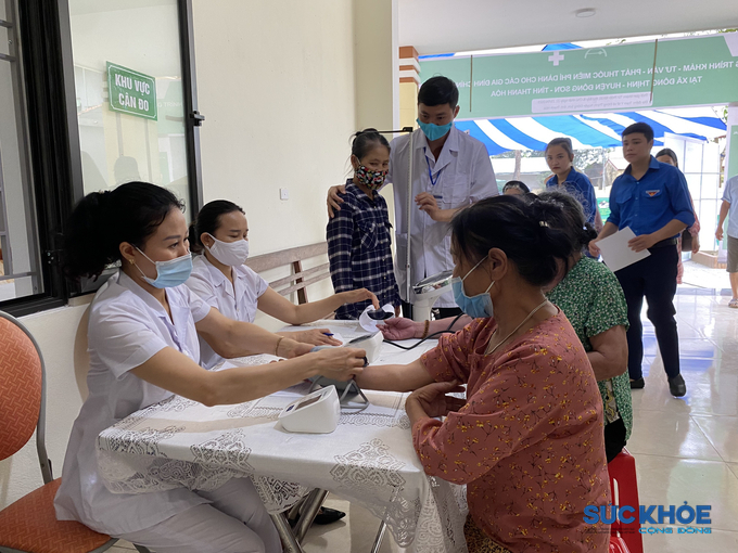 Đối tượng chính sách xã Đông Thịnh được các bác sĩ của Phòng khám đa khoa T-MEDICAL và nhân viên y tế xã khám, tư vấn chăm sóc sức khỏe miễn phí.