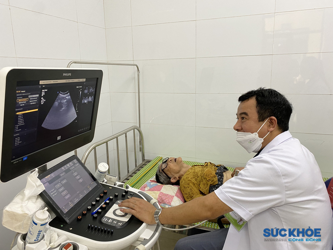 Người dân được đội ngũ y bác sỹ có chuyên môn cao thăm khám bằng trang thiết bị hiện đại.
