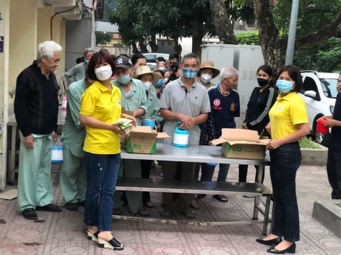 Nhóm từ thiện Hạnh Phúc chia sẻ bữa sáng với các cô bác bệnh nhân tại Bệnh viện E, Hà Nội vào sáng ngày 23/4/2023