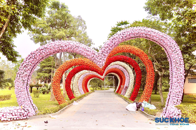 8 vòm hoa nhiều màu sắc, kết hình trái tim tại công viên Hội An