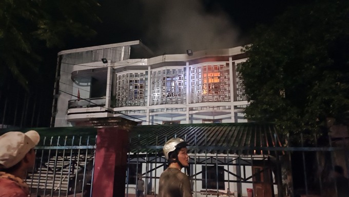 Đám cháy bùng lên ở Phòng giáo dục và đào tạo huyện Trà Bồng trong đêm tối. Ảnh: Công an huyện Trà Bồng (Báo Lao động)
