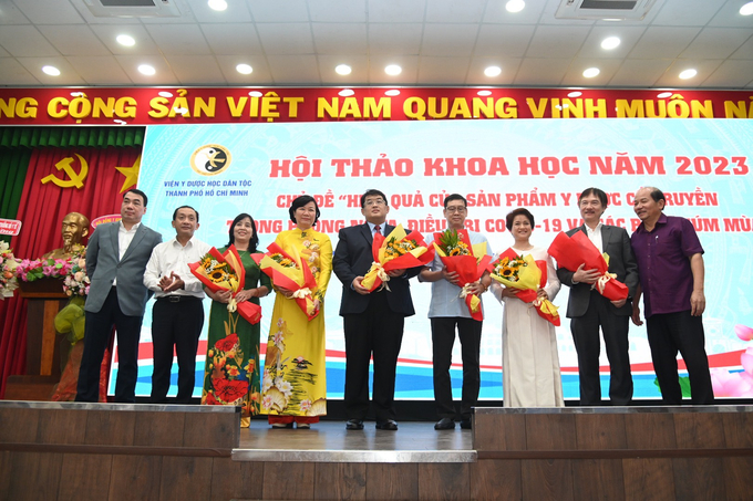 Các thành viên tham gia nghiên cứu sản phẩm thuốc đông y chữa Covid-19 nhận hoa chúc mừng trong buổi hội thảo “Hiệu quả của sản phẩm Y dược cổ truyền trong phòng ngừa, điều trị Covid-19 và các bệnh cúm mùa”.