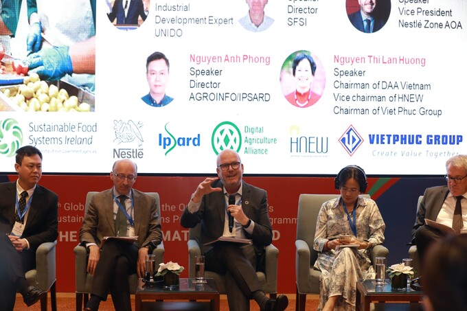 Ông Chris Hogg - Phó Chủ tịch phụ trách Phát triển bền vững và Truyền thông khu vực Châu Á, Châu Đại dương, và Châu Phi, Tập đoàn Nestlé phát biểu tại Hội nghị   