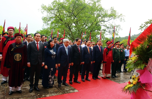 Đoàn lãnh đạo Đảng, Nhà nước dâng hoa tại bức phù điêu Bác Hồ nói chuyện với Đoàn quân tiên phong. Ảnh: VGP