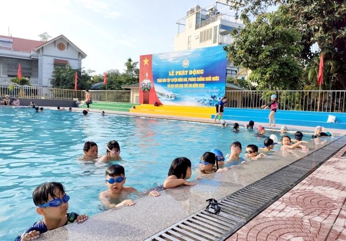 Huấn luyện kỹ năng bơi cho trẻ sẽ góp phần phòng tránh tai nạn đuối nước (Ảnh: Đinh Luyện)
