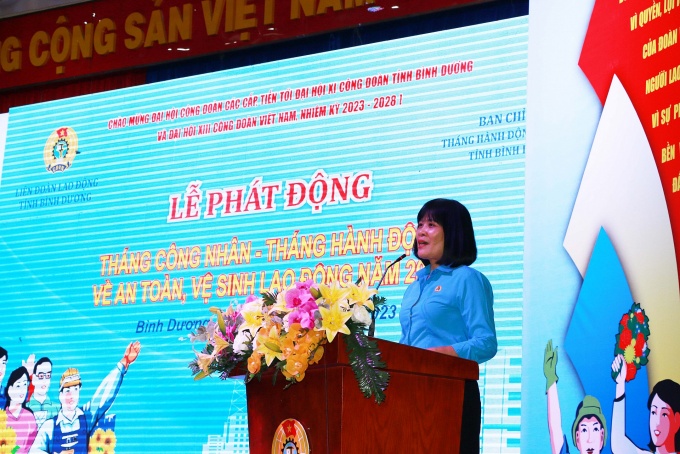 Bà Đỗ Hồng Vân, Ủy viên Đoàn Chủ tịch, Trưởng Ban Nữ công Tổng LĐLĐ Việt Nam phát biểu tại buổi lễ (Ảnh: CĐCC)