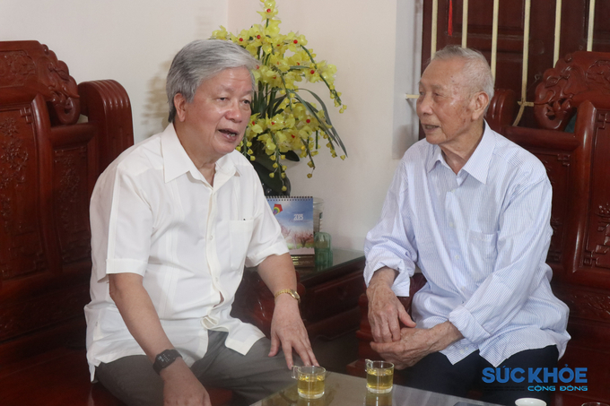 Ông Nguyễn Hồng Quân - Chủ tịch Hội GDCSSKCĐ Việt Nam và cụ Nguyễn Văn Dỵ