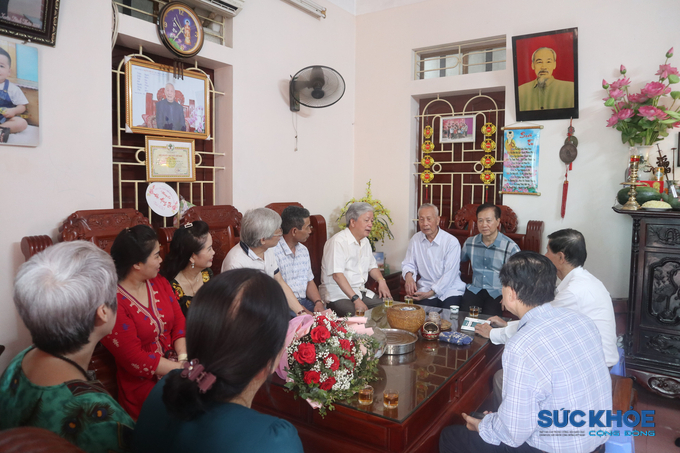Đoàn Hội GDCSSKCĐ Việt Nam thăm hỏi cụ Nguyễn Văn Dỵ