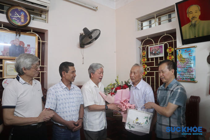 Cụ vui vẻ, niềm nở nhận bó hoa cùng món quà do Chủ tịch Hội GDCSSKCĐ Việt Nam biếu 